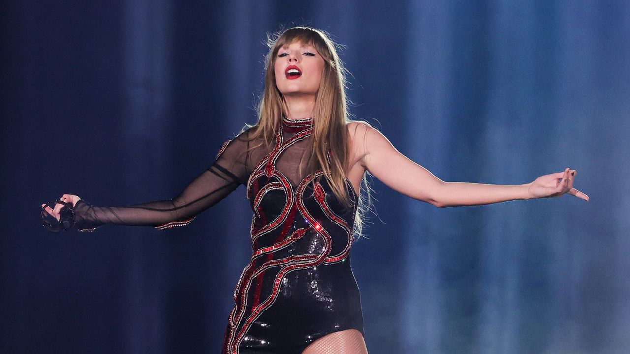 Taylor Swift encantando a plateia com sua performance